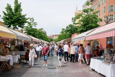 Güzel, Fransa - 23 Mayıs 2022: Brocante Antika Market Cours 'da Yürüyen İnsanlar Eski Şehir Yaz Günü.