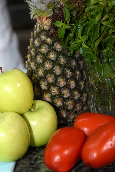 Mesa Com Frutas Naturais Frescas Maçã Abacaxi Tomate Limão Siciliano — Fotografia de Stock