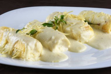 Lezzetli rondelli ve parmesanlı peynirli beyaz soslu cannelloni makarna..