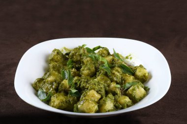 Fesleğen soslu patates Gnocchi ve ızgara parmesan peynirli leziz rondelli ve parmesan peynirli cannelloni makarna. 