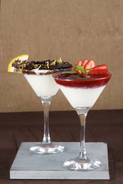 Cam kasede servis edilen limon aromalı tatlı çilekli ganache..