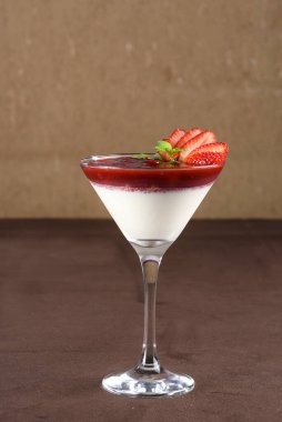 Cam kasede servis edilen limon aromalı tatlı çilekli ganache..