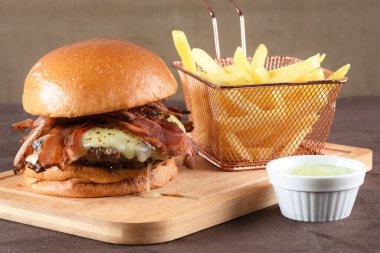 Brioche ekmeği ve patates kızartması ile nefis etli hamburger sandviç. fast food.