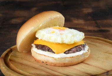 Lezzetli hamburgerli domates salatası ve siyah arka planda izole edilmiş ekmek.