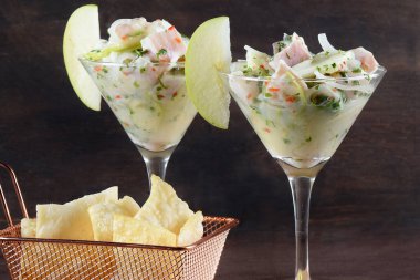 Bardakta servis edilen limon bitkileriyle nefis balık ceviche, ferahlatıcı yiyecek.
