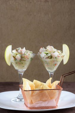 Bardakta servis edilen limon bitkileriyle nefis balık ceviche, ferahlatıcı yiyecek.