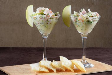 Bardakta servis edilen limon bitkileriyle nefis balık ceviche, ferahlatıcı yiyecek.