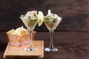 Bardakta servis edilen limon bitkileriyle nefis balık ceviche, ferahlatıcı yiyecek.