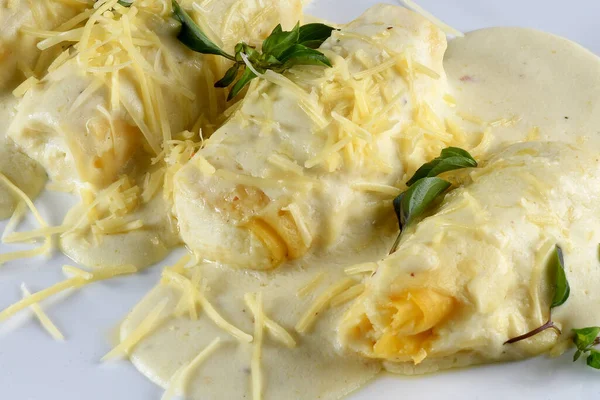Ízletes Rondelli Tészta Cannelloni Fehér Mártással Parmezános Sajttal Pesto Paradicsom — Stock Fotó