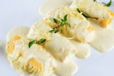 Lezzetli rondelli makarna ve beyaz soslu cannelloni. Parmesan peynirli, domates soslu ve zeytinyağlı.