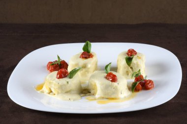 Lezzetli rondelli makarna ve beyaz soslu cannelloni. Parmesan peynirli, domates soslu ve zeytinyağlı.