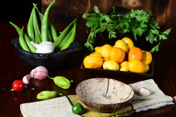 Pequi meyvesi tipik Brezilya yemeği, bamya baharatları, salata ve erimiş peynirli graten.