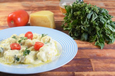 Parmesan peynirli, domatesli, fesleğenli, otlu, İtalyan ve Fransız mutfağından sağlıklı yiyecekler.