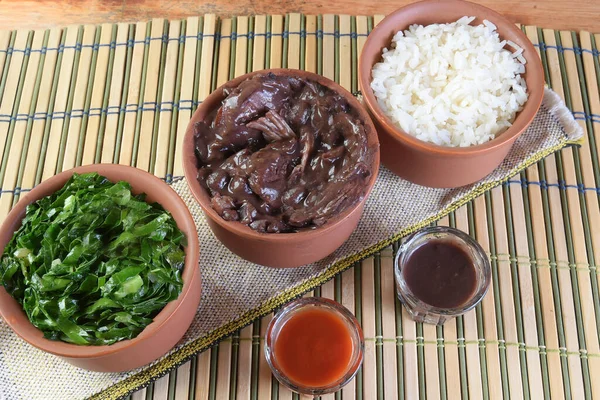 Pirinç Salatalı Leziz Brezilya Feijoada Bulanık Arka Planda Bir Parça — Stok fotoğraf