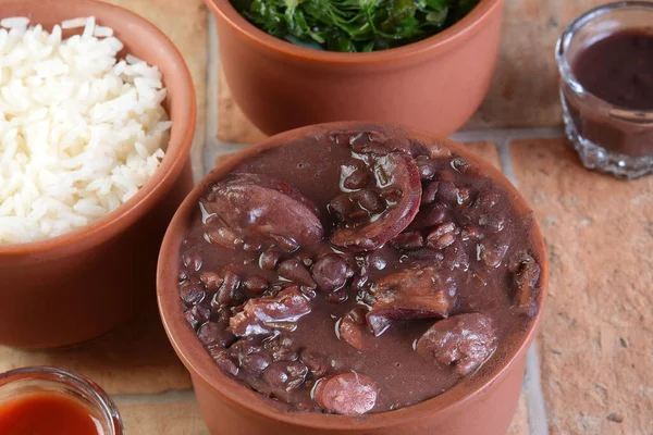 Pirinç Salatalı Leziz Brezilya Feijoada Bulanık Arka Planda Bir Parça — Stok fotoğraf