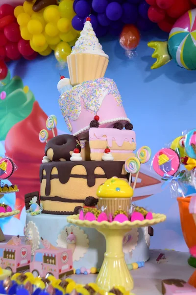 お子様パーティーの装飾アイスクリームチョコレートケーキとお菓子マチメロ — ストック写真
