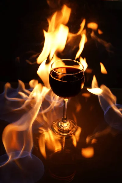 Glas Rode Wijn Tafel Met Vuur Achtergrond Beeldende Kunst — Stockfoto
