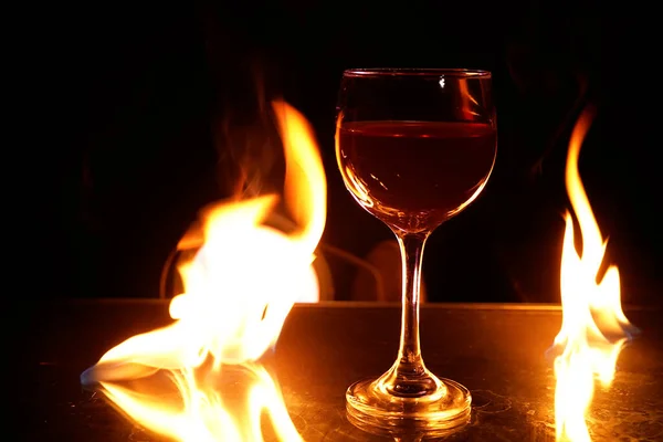 Bicchiere Vino Rosso Sul Tavolo Con Fuoco Sullo Sfondo Belle — Foto Stock