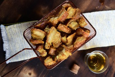 Kızarmış domuz eti ve gevrek püresi tipik Brezilya yemekleri.