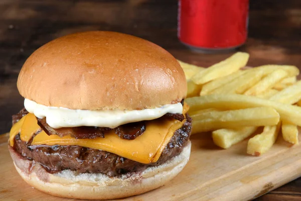 Sendvič Hovězím Burger Salát Cibule Sýr Slanina Fast Food — Stock fotografie