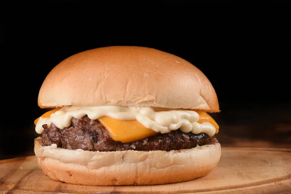 ビーフバーガーサラダタマネギチーズとベーコンのファーストフードのサンドイッチ — ストック写真