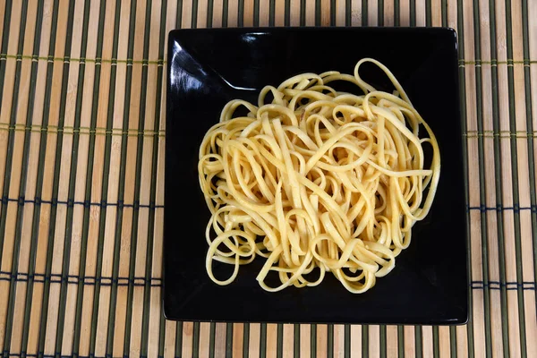 Pastaskål Med Pasta Isolert Svart Plate Bordet – stockfoto
