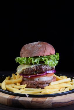 Biftekli sandviç, patates kızartması, salata ve peynir.