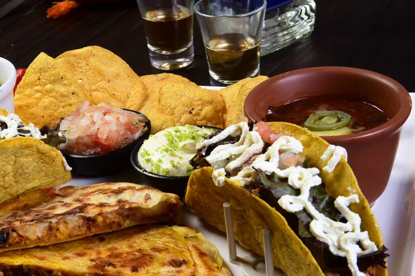 Tacos Mexicanos Quesadillas Burritos Com Guacamole Chilli Salada Jalapeno Pimenta — Fotografia de Stock