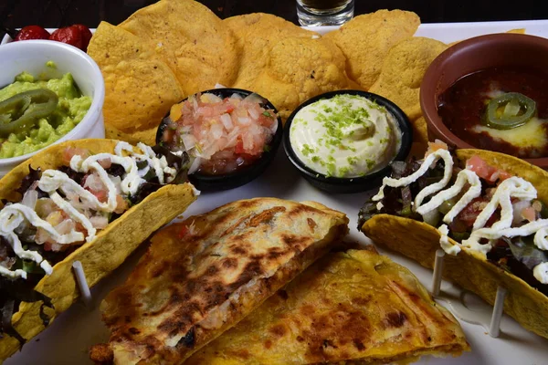 Мексиканский Тако Quesadillas Буррито Гуакамоле Чили Салат Халапеньо Перец Типичный — стоковое фото