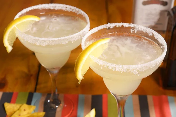 龙舌兰酒 带有柠檬清爽的典型墨西哥酒精饮料 — 图库照片