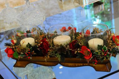 Noel Baba süslemeleriyle süslenmiş güzel bir Noel süsü.