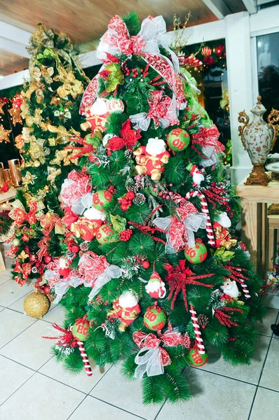 Mooie Kerst Decoratie Met Ballen Slingers Santa Claus Ornamenten — Stockfoto