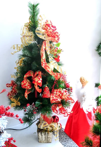 Hermosa Decoración Navidad Con Bolas Guirnaldas Adornos Santa Claus — Foto de Stock