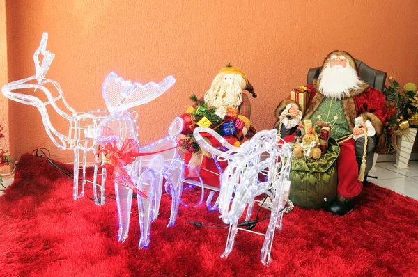 Belle Décoration Noël Avec Boules Guirlandes Santa Claus Ornements — Photo