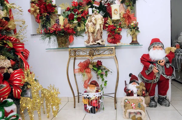 Bela Decoração Natal Com Bolas Guirlandas Ornamentos Papai Noel — Fotografia de Stock