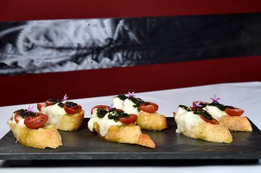 Peynirli ve domatesli bruschetta ekmeği.