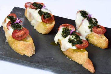 Peynirli ve domatesli bruschetta ekmeği.