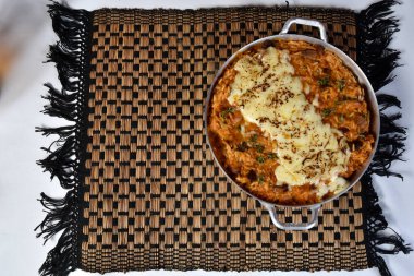 Sosisli risotto, İtalyan pilavı İtalyan sosisi ve soğan biberiyle servis edilmiş, üzerine parmesan peyniri soslu baharatlı domates sosu katılmış...