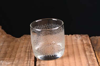 Boş cam bardak, ahşap masanın üstünde, cam bardak içiyor.