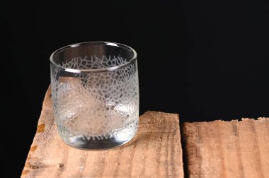 Boş cam bardak, ahşap masanın üstünde, cam bardak içiyor.