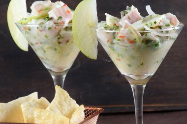 Ceviche tabağı Peru ve Güney Amerika mutfağı çiğ balık veya limon, limon suyu veya diğer turunçgillerde marine edilmiş karides.
