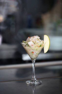 Ceviche tabağı Peru ve Güney Amerika mutfağı çiğ balık veya limon, limon suyu veya diğer turunçgillerde marine edilmiş karides.