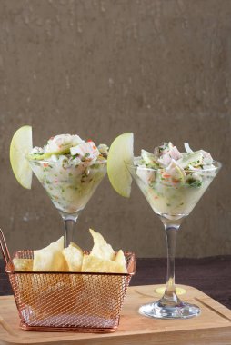 Ceviche tabağı Peru ve Güney Amerika mutfağı çiğ balık veya limon, limon suyu veya diğer turunçgillerde marine edilmiş karides.