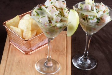 Ceviche tabağı Peru ve Güney Amerika mutfağı çiğ balık veya limon, limon suyu veya diğer turunçgillerde marine edilmiş karides.