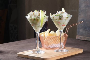 Ceviche tabağı Peru ve Güney Amerika mutfağı çiğ balık veya limon, limon suyu veya diğer turunçgillerde marine edilmiş karides.