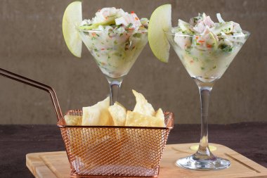 Ceviche tabağı Peru ve Güney Amerika mutfağı çiğ balık veya limon, limon suyu veya diğer turunçgillerde marine edilmiş karides.