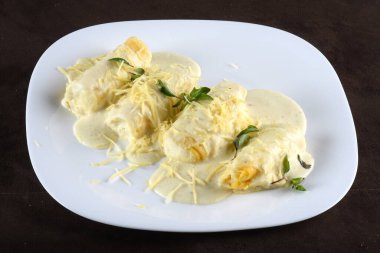 gnocchi cannelloni fesleğen pesto rondele baharatlı İtalyan makarnası.