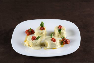 gnocchi cannelloni fesleğen pesto rondele baharatlı İtalyan makarnası.