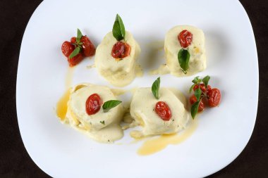gnocchi cannelloni fesleğen pesto rondele baharatlı İtalyan makarnası.