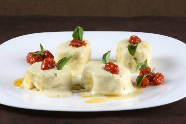 gnocchi cannelloni fesleğen pesto rondele baharatlı İtalyan makarnası.